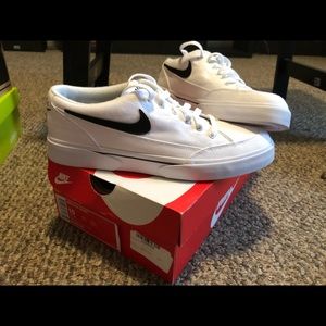 Size 10 Nike shoes in box!